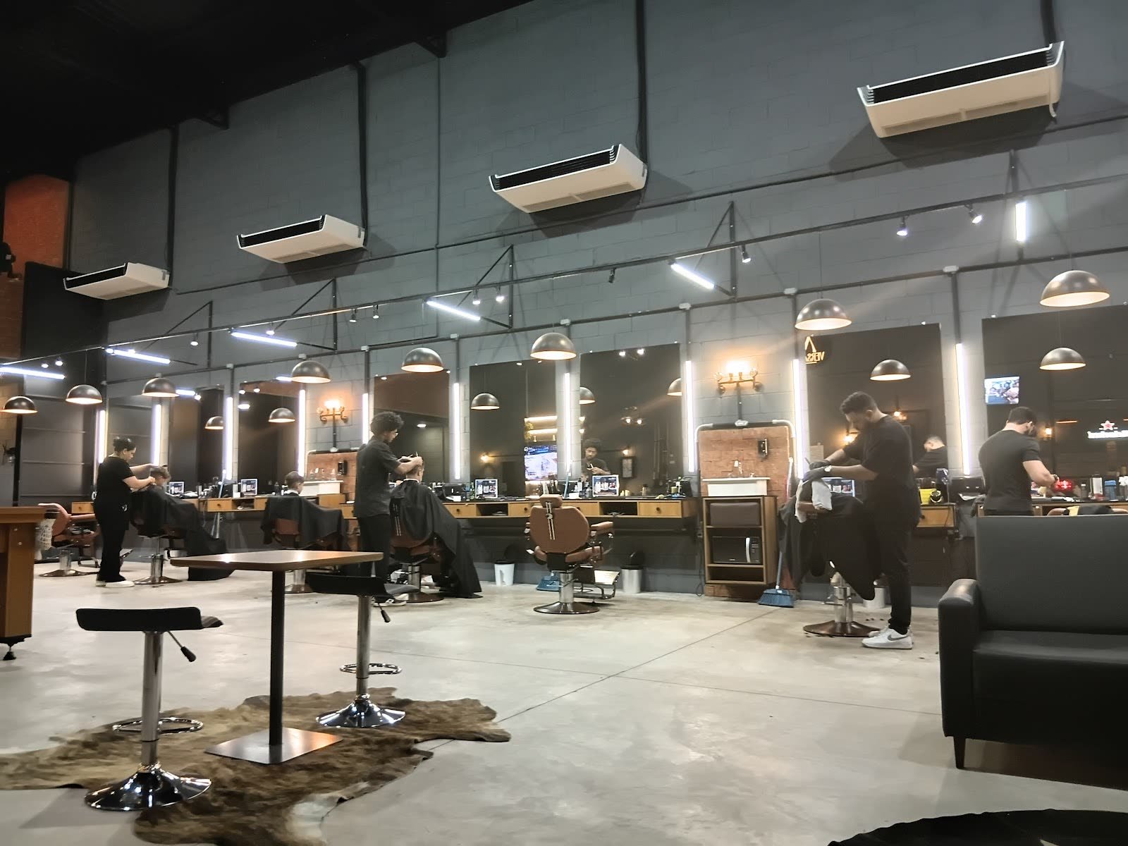 Fachada de dia da Barbearia VERSANT, porta de vidro com o número 152 e letreiro Don Gentleman